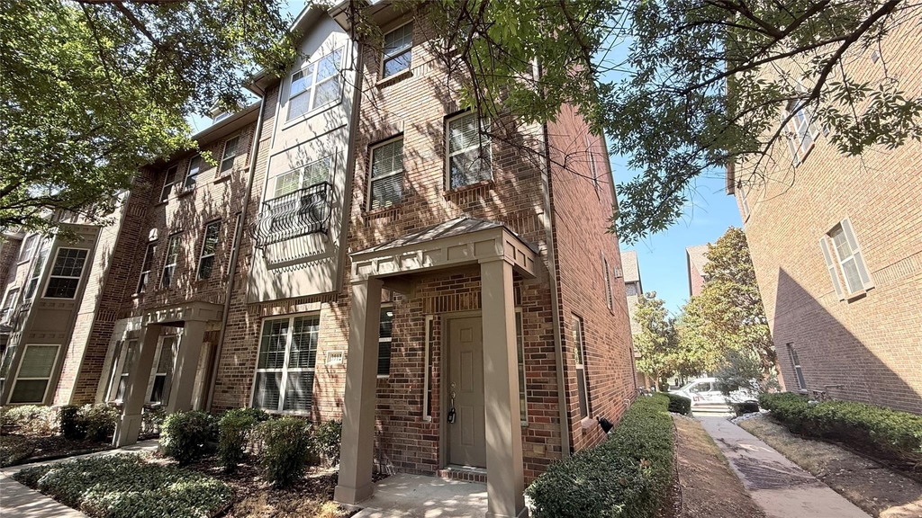 3912 Amberwood Drive - Photo 1