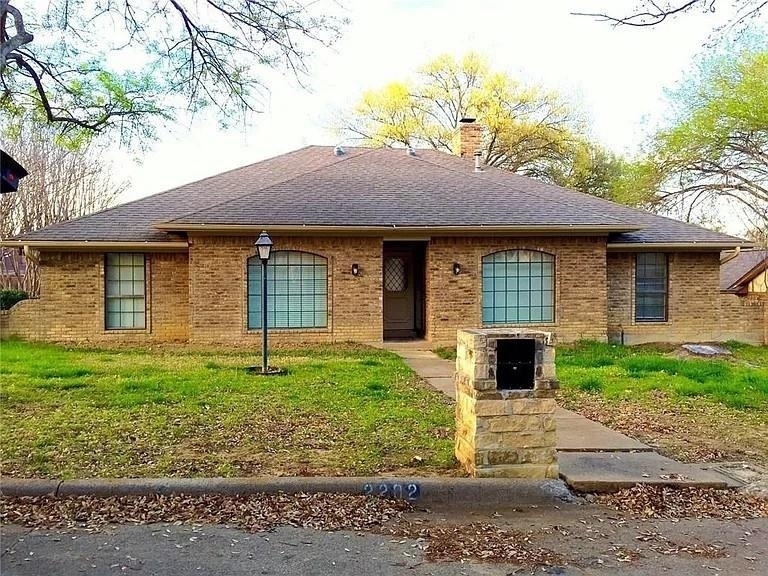 2202 Greenbriar Court - Photo 0