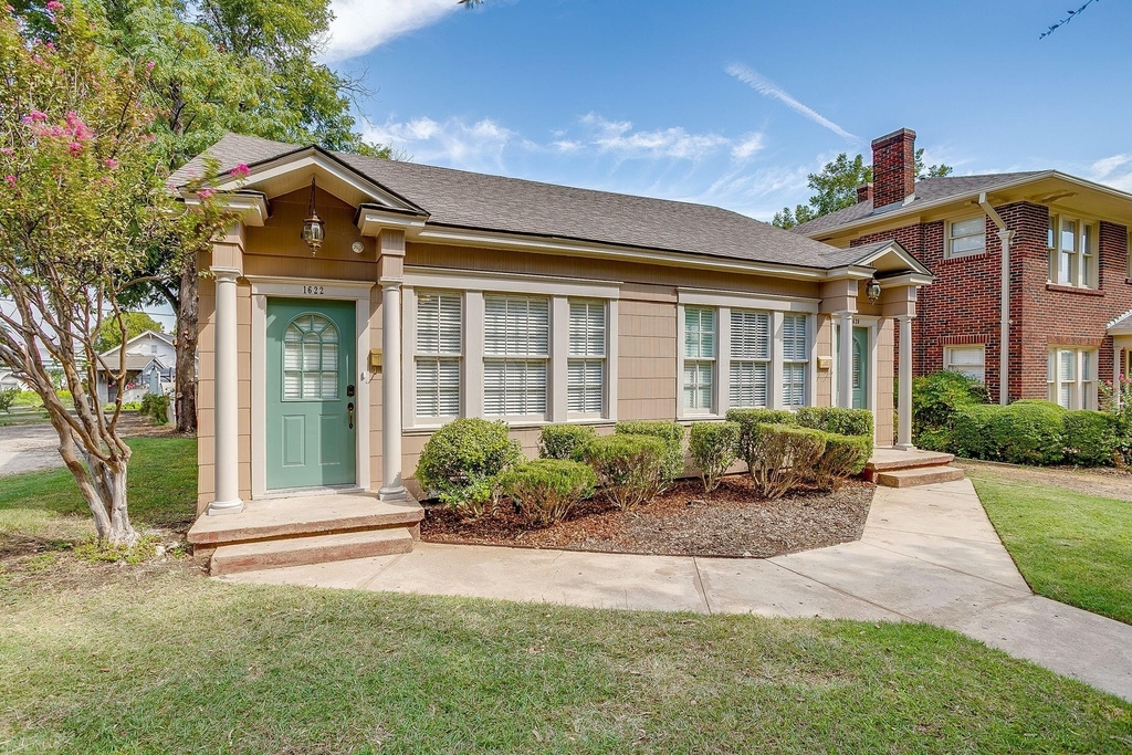 1622 Mistletoe Boulevard - Photo 1
