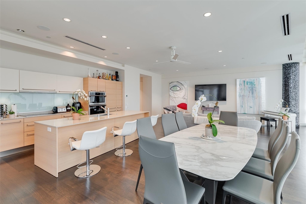 2408 Victory Park Lane - Photo 3