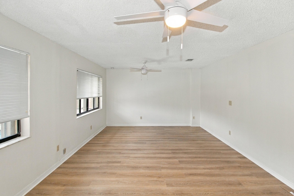 1309 Se Coral Reef Street - Photo 10