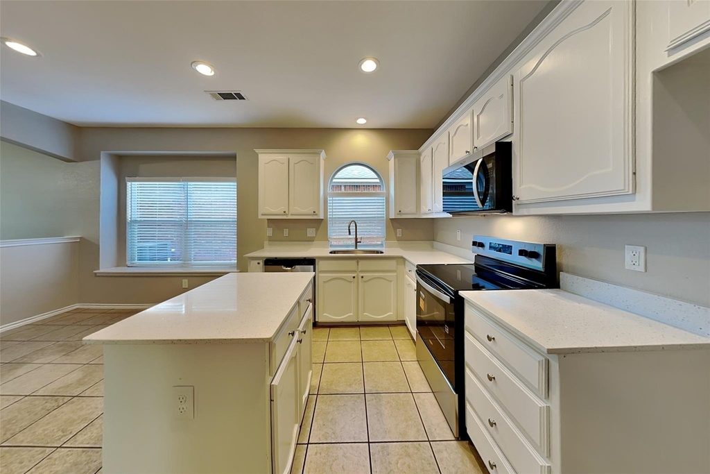 12901 Farmington Drive - Photo 5