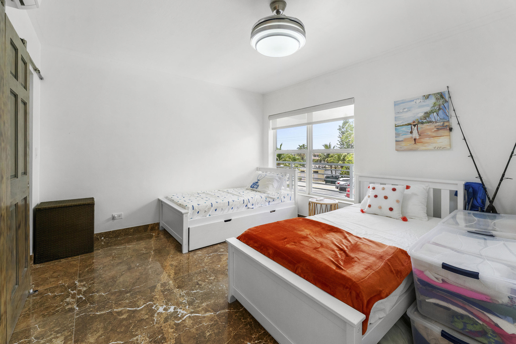 1041 Hillsboro Mile - Photo 13