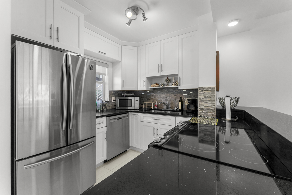 1041 Hillsboro Mile - Photo 3