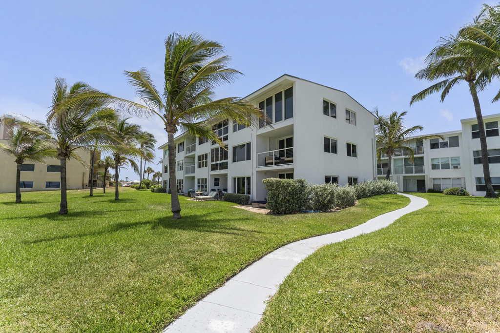 1041 Hillsboro Mile - Photo 22