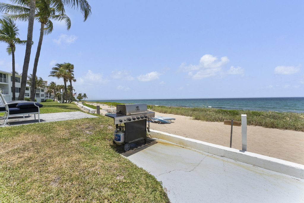 1041 Hillsboro Mile - Photo 18