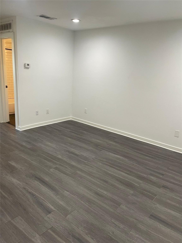 321 E 8th Street - Photo 6