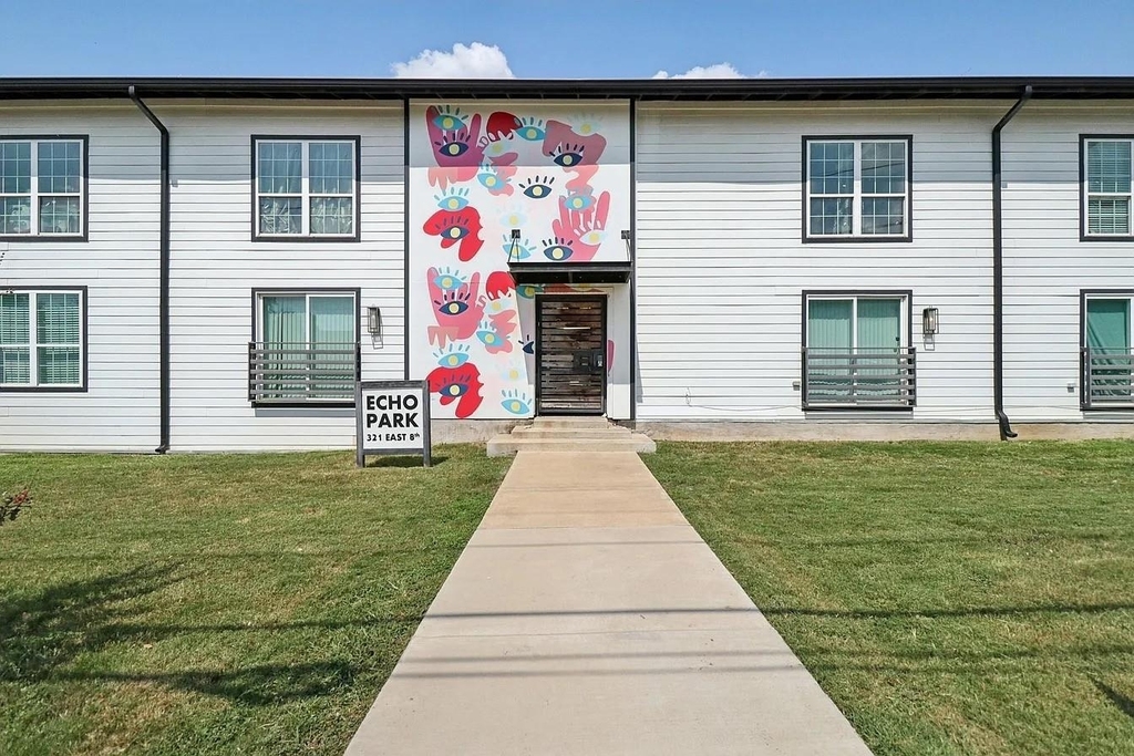 321 E 8th Street - Photo 3