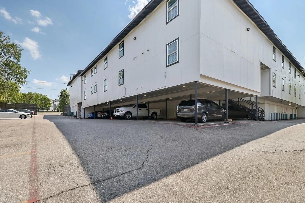 321 E 8th Street - Photo 4