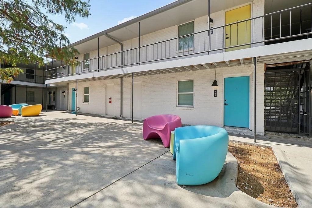 321 E 8th Street - Photo 1