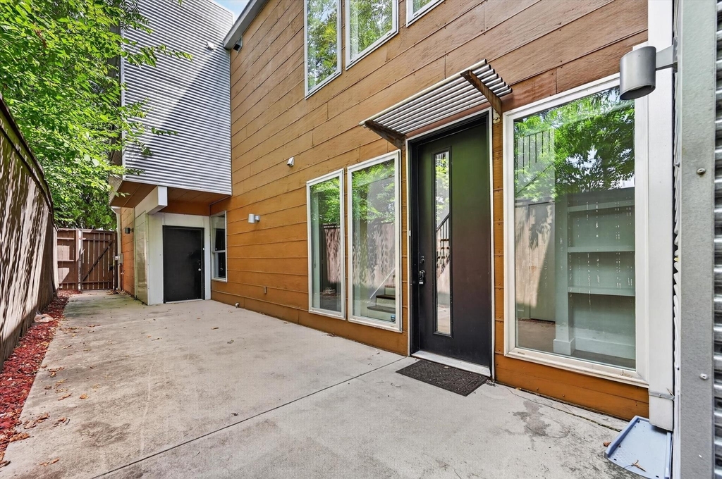 4413 Roseland Avenue - Photo 1