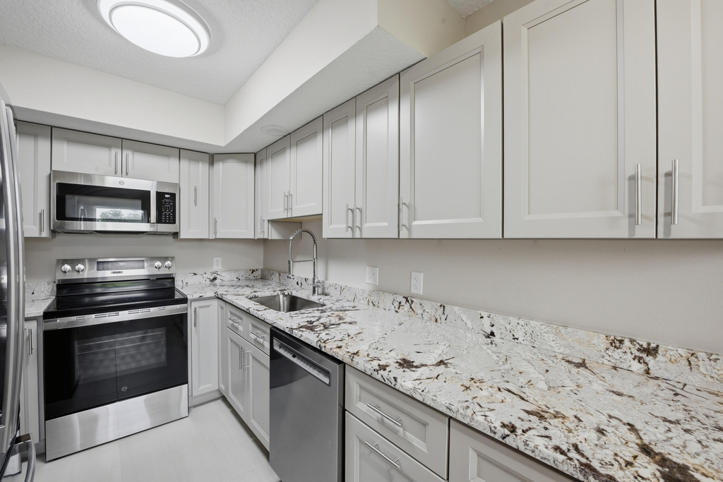 1031 Goldenrod Road - Photo 4