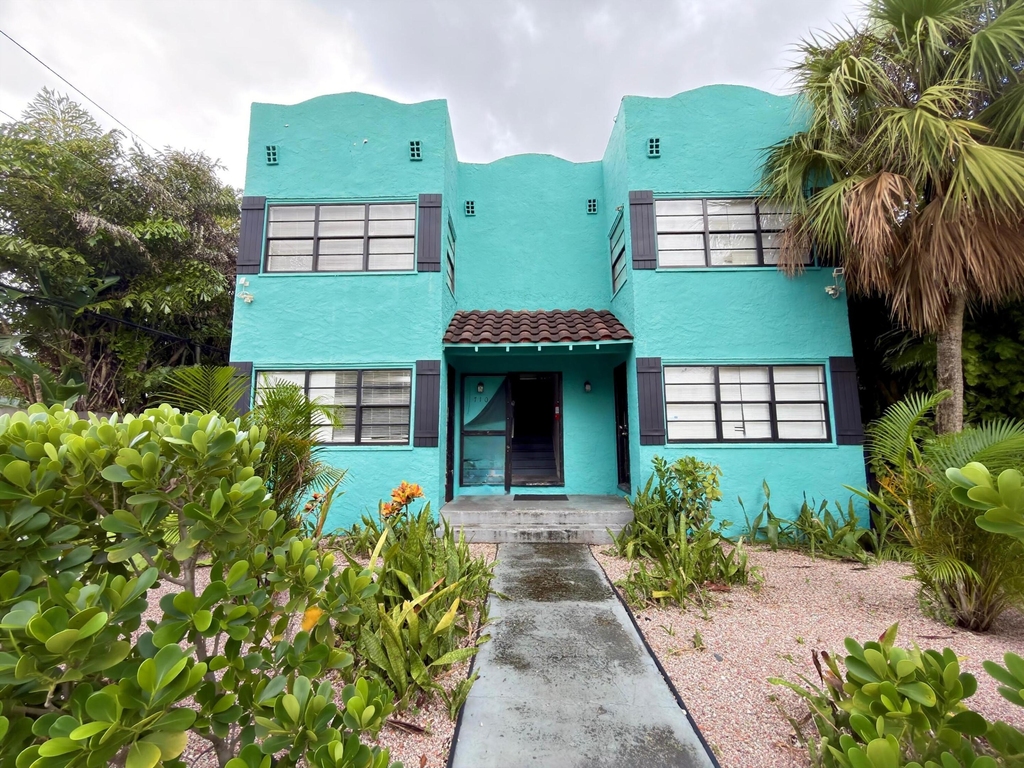 710 Palm Street - Photo 0