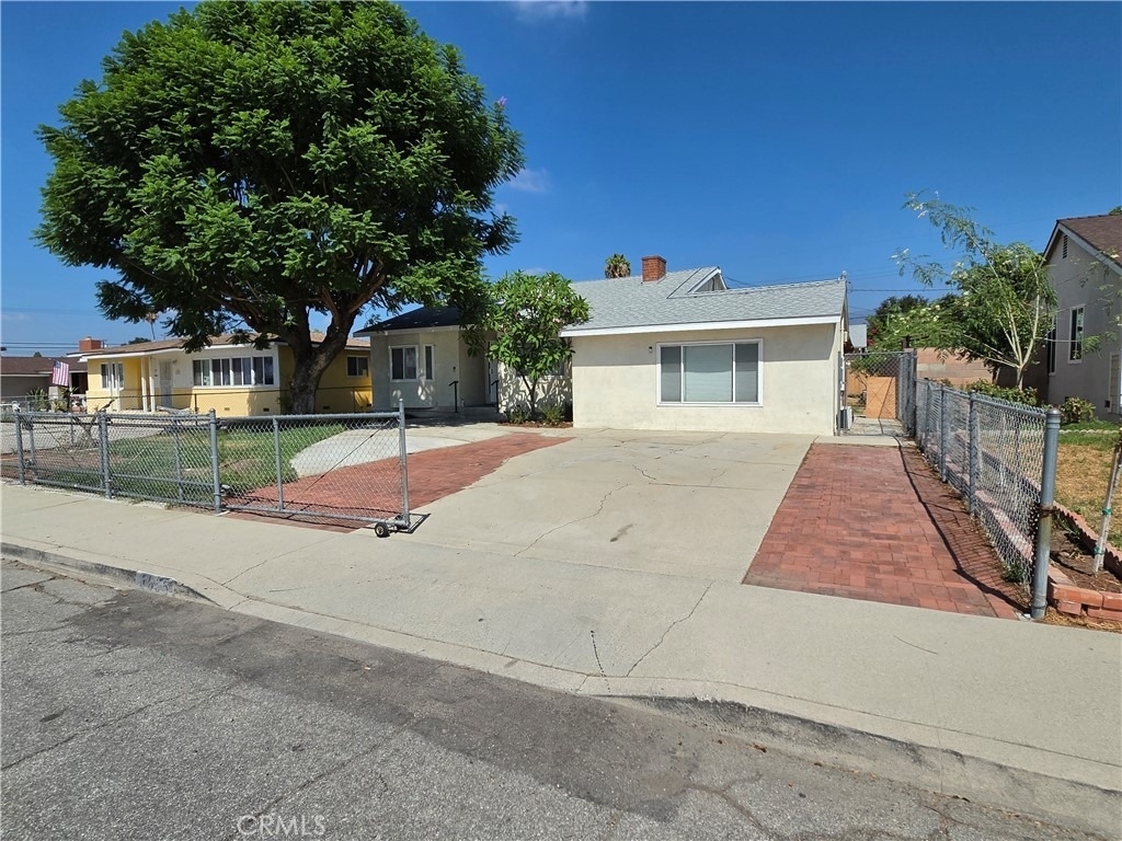 1695 James Pl - Photo 1