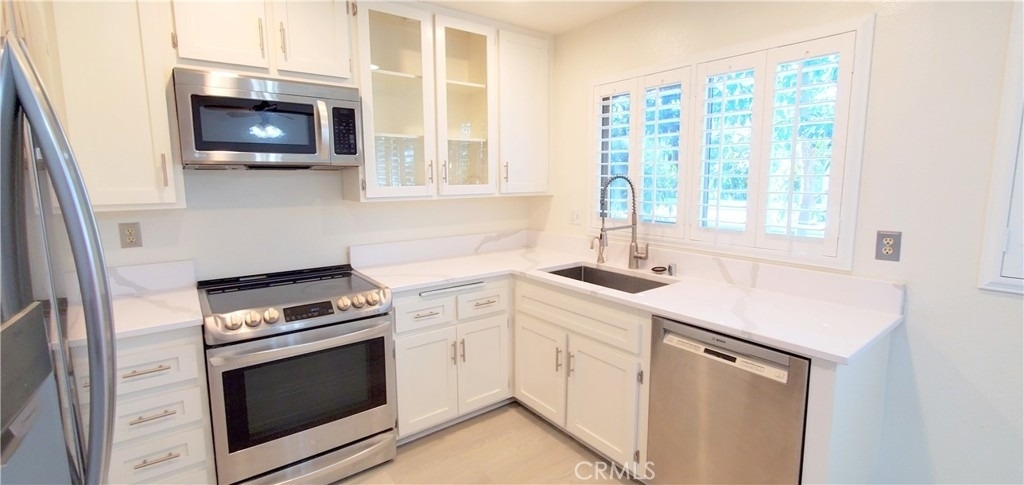 960 E Bonita Avenue - Photo 4