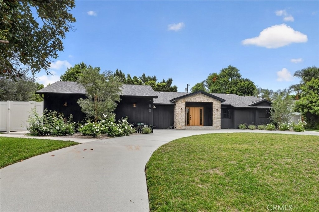 8960 Oak Park Avenue - Photo 3