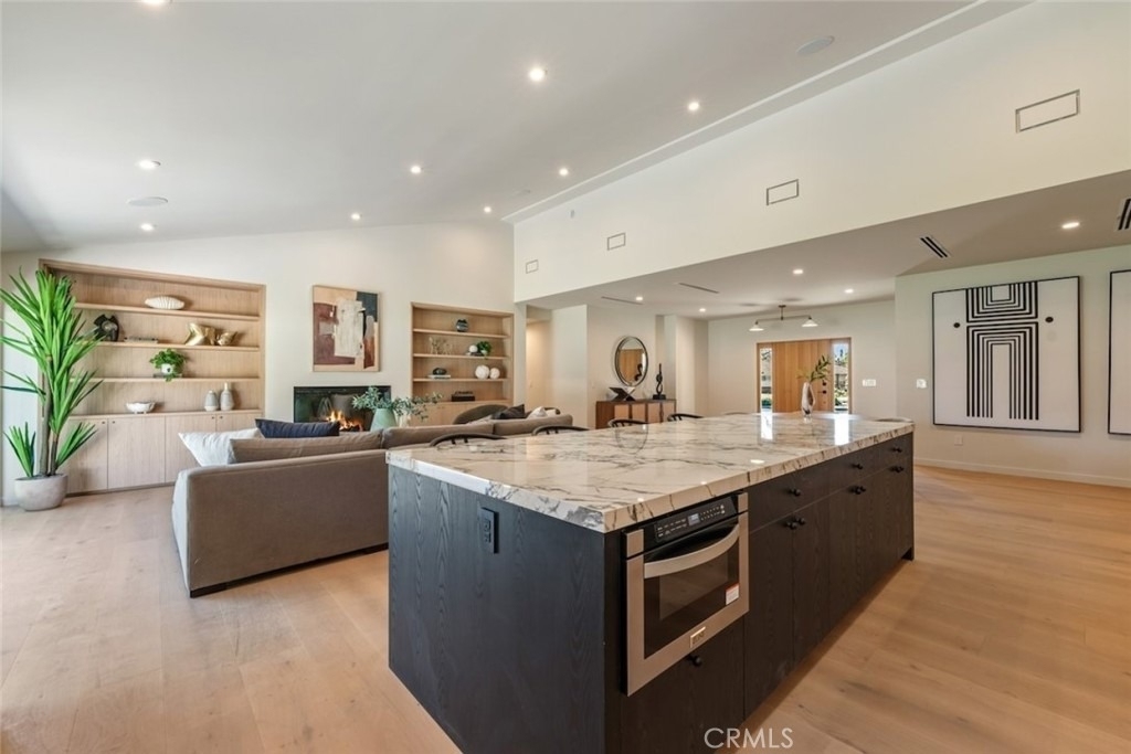8960 Oak Park Avenue - Photo 10