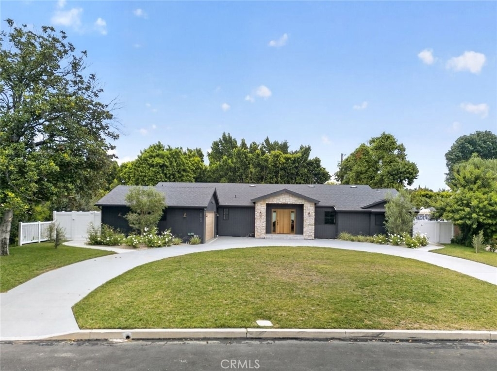 8960 Oak Park Avenue - Photo 0