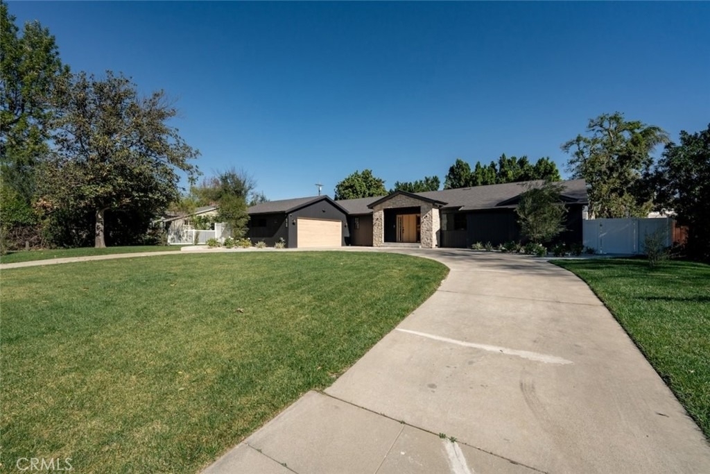 8960 Oak Park Avenue - Photo 2