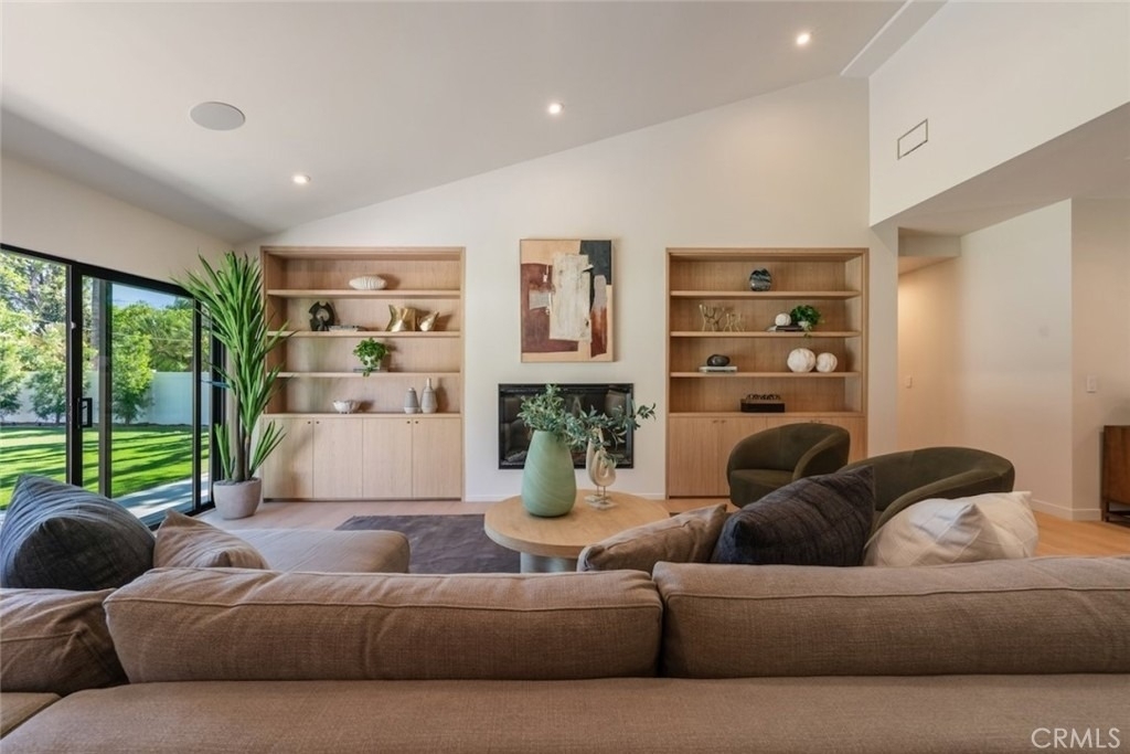 8960 Oak Park Avenue - Photo 16