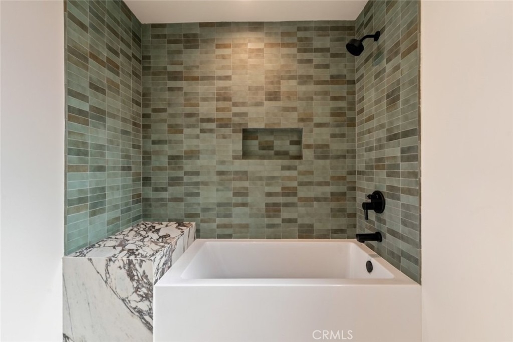 8960 Oak Park Avenue - Photo 35