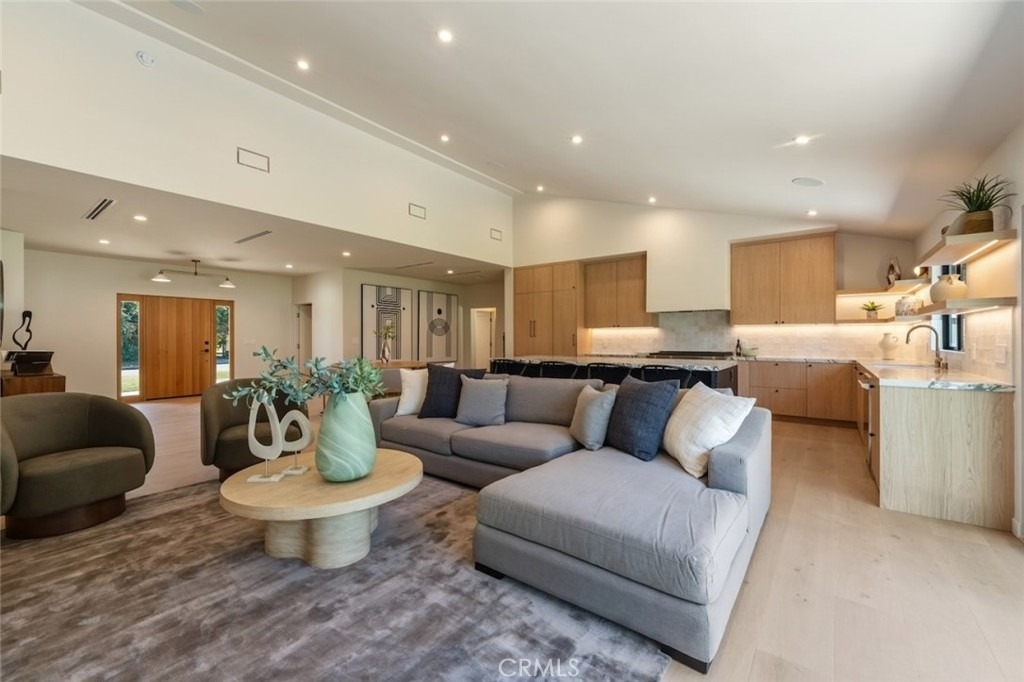 8960 Oak Park Avenue - Photo 11
