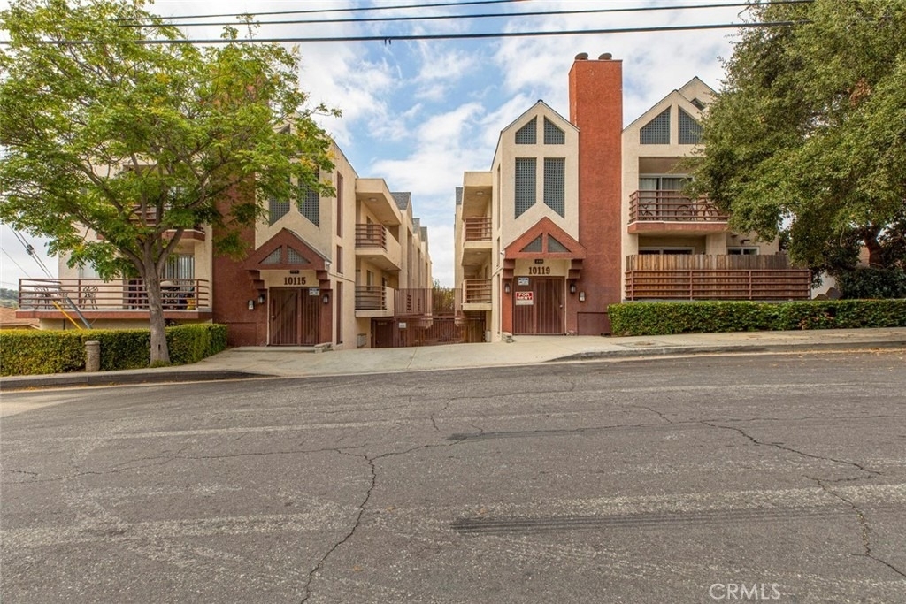 10119 Pinewood Avenue - Photo 0