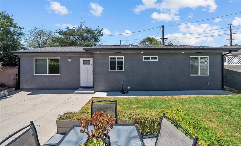 1525 N Screenland Drive - Photo 0