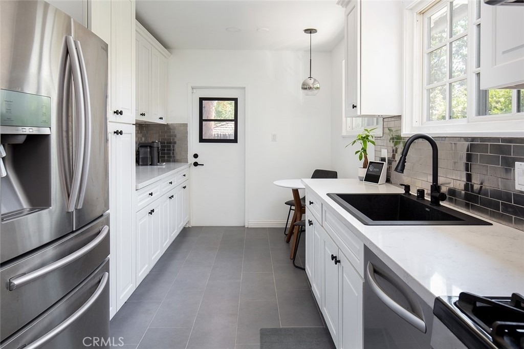 1900 Sycamore Drive - Photo 11