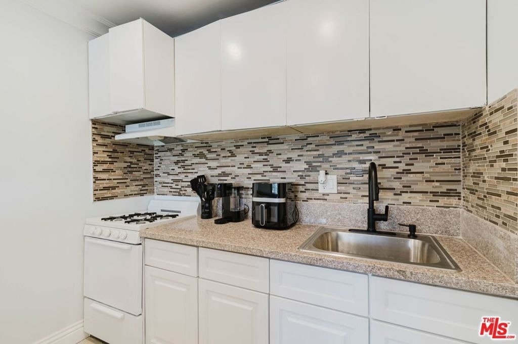9031 Phyllis Avenue - Photo 4