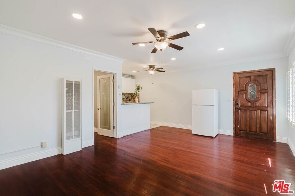 9031 Phyllis Avenue - Photo 2