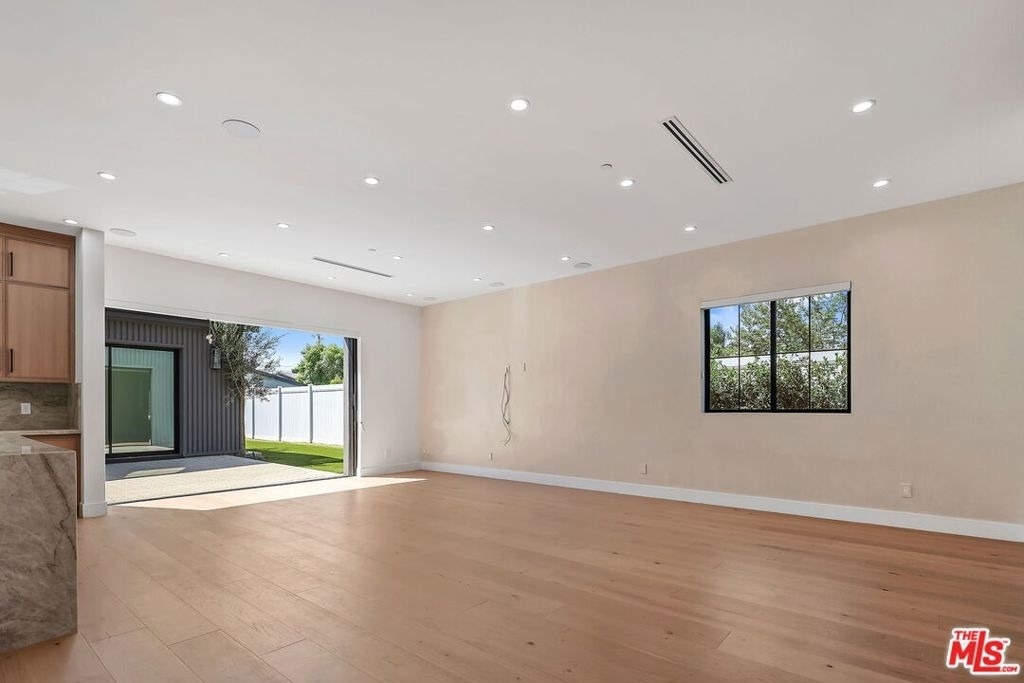 5917 Rhodes Avenue - Photo 10