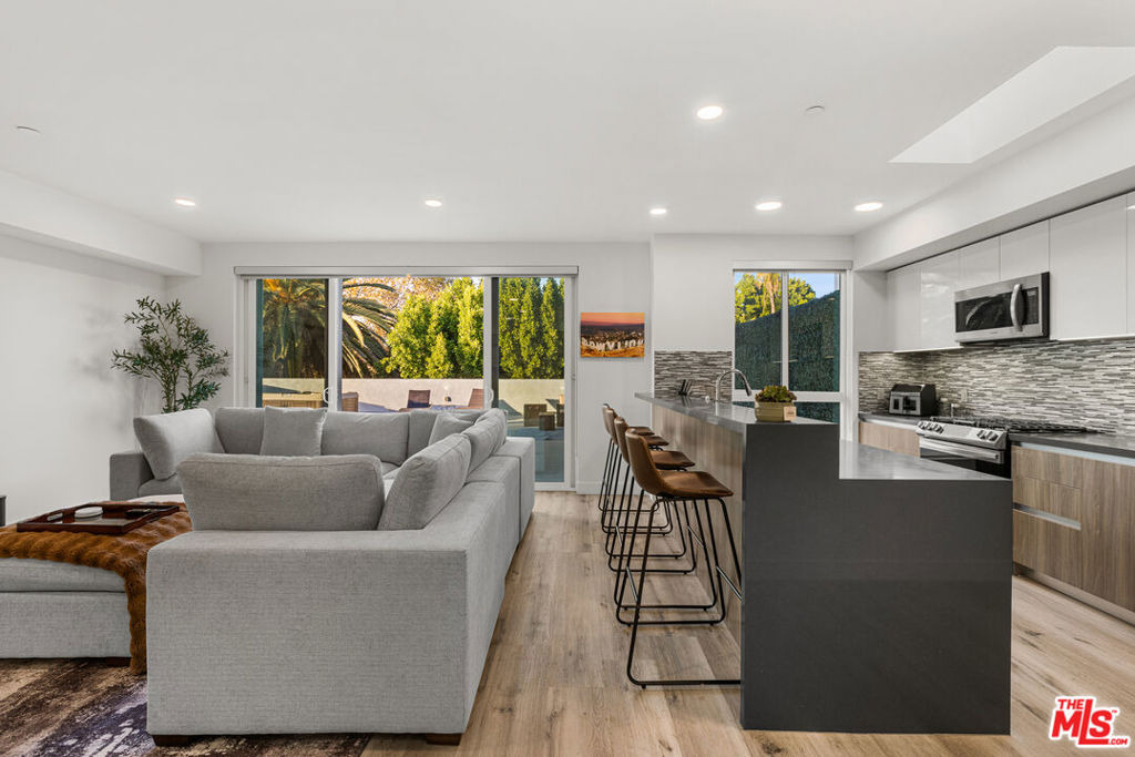 4806 Sylmar Ave Penthouse - Photo 3