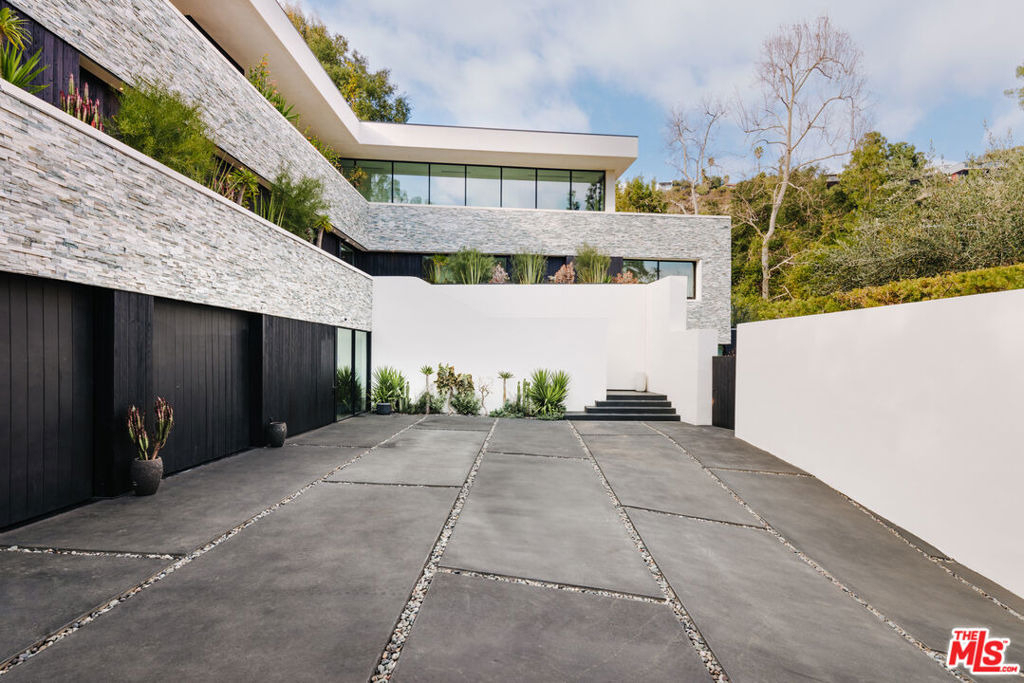 7681 Willow Glen Road - Photo 2