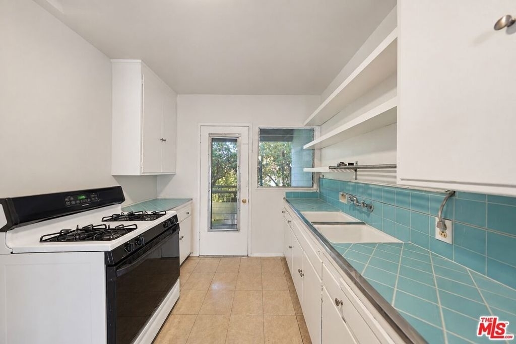 1323 N Olive Drive - Photo 19
