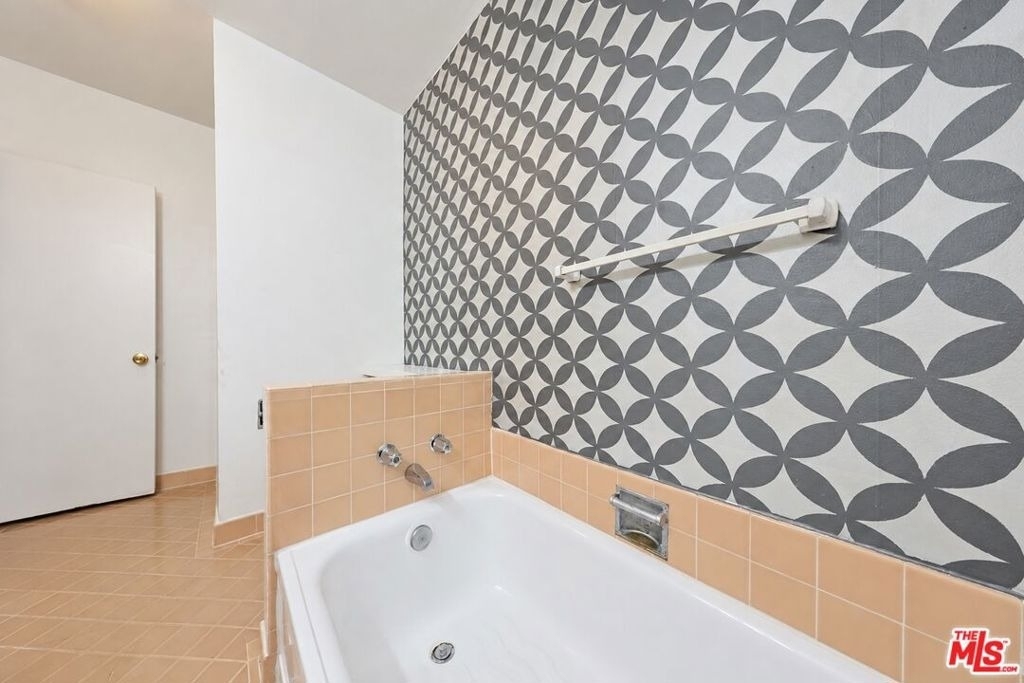1323 N Olive Drive - Photo 32