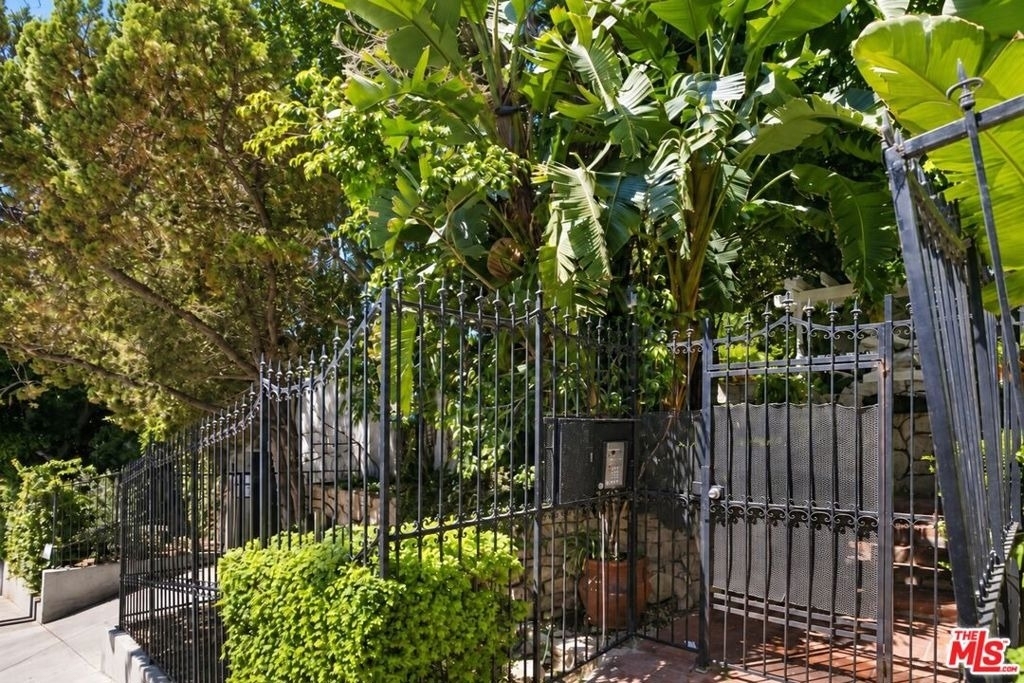 1323 N Olive Drive - Photo 44