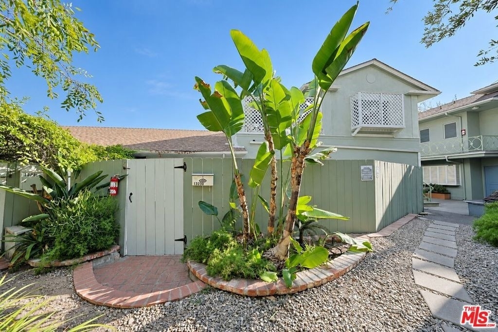 1323 N Olive Drive - Photo 2