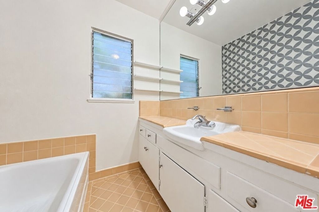 1323 N Olive Drive - Photo 33