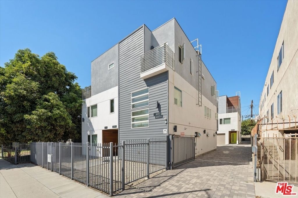 6117 1/2 Fountain Avenue - Photo 1