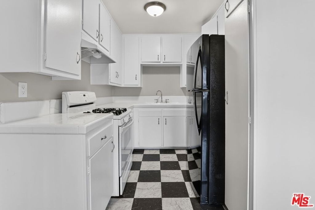 5361 Russell Avenue - Photo 3