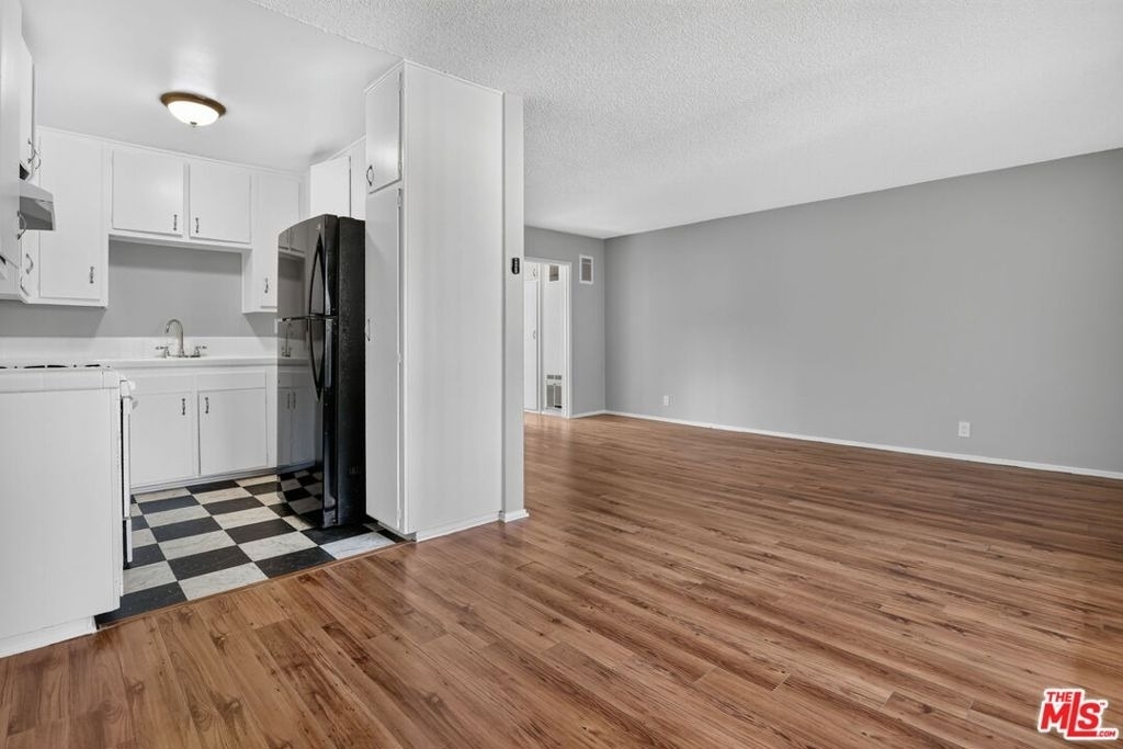 5361 Russell Avenue - Photo 5