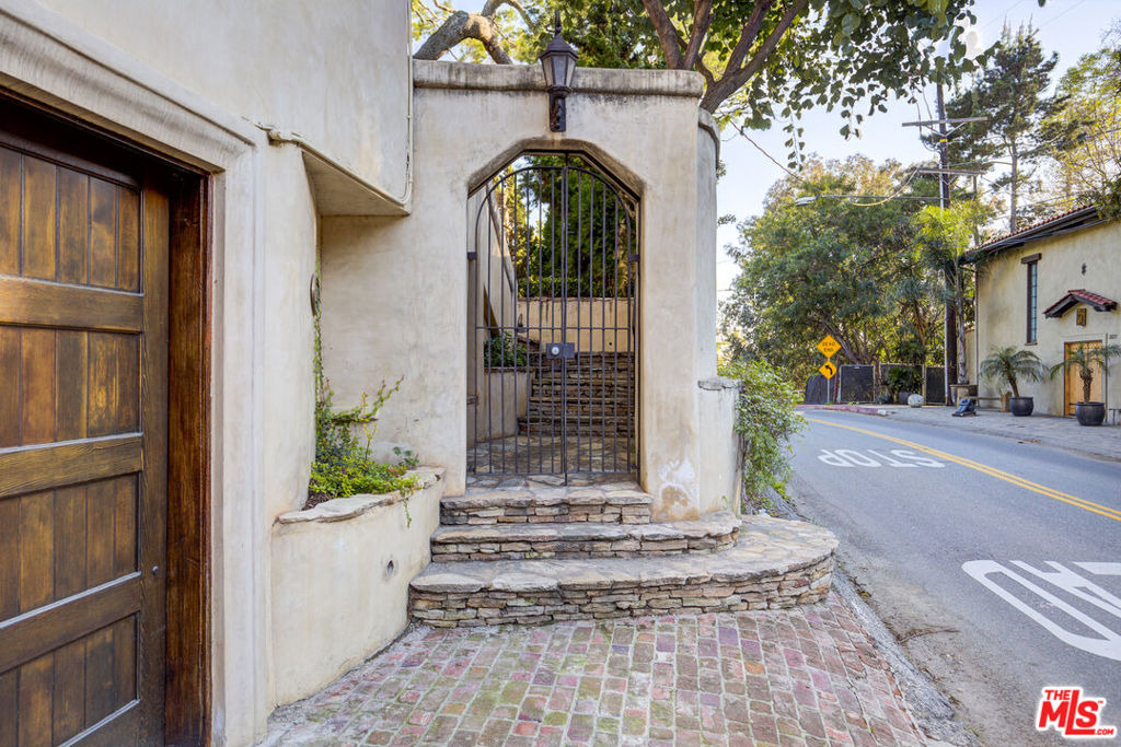 2880 Nichols Canyon Road - Photo 3