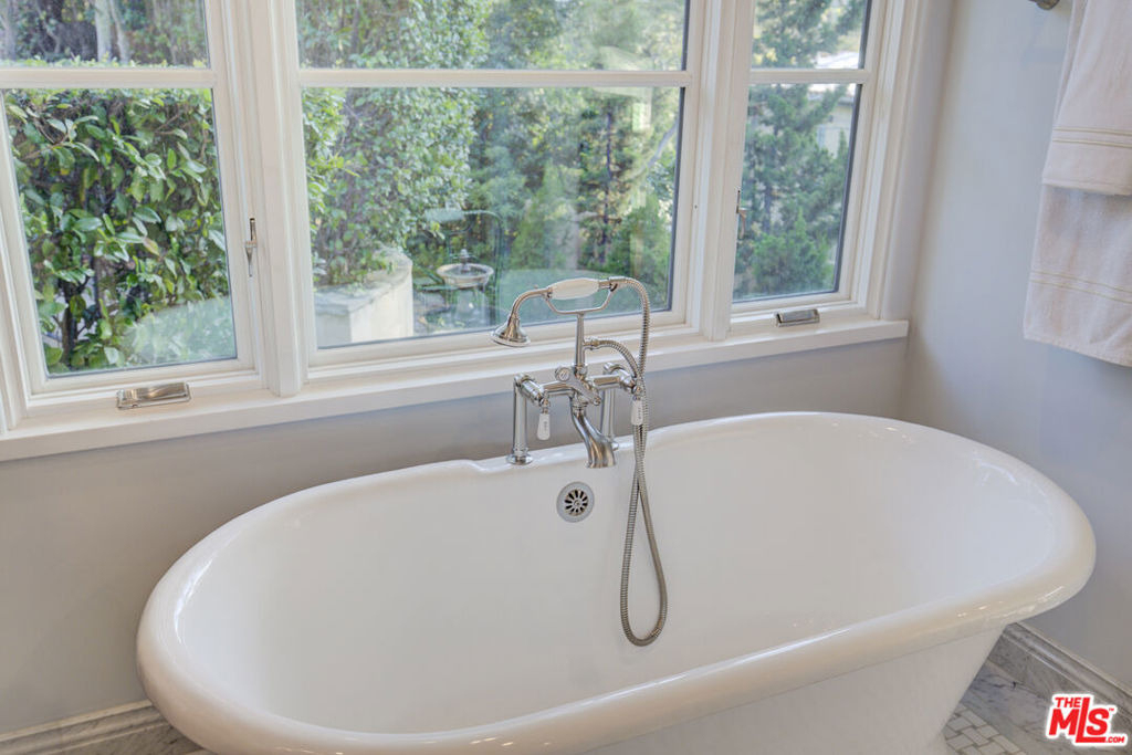 2880 Nichols Canyon Road - Photo 35
