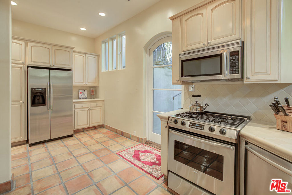 2880 Nichols Canyon Road - Photo 24