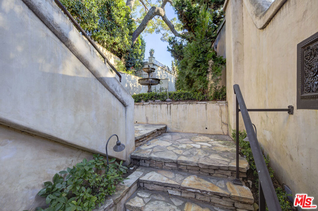2880 Nichols Canyon Road - Photo 4