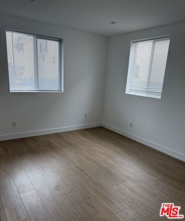 227 N Park View Street - Photo 8