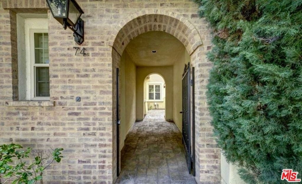 74 Townsend - Photo 2