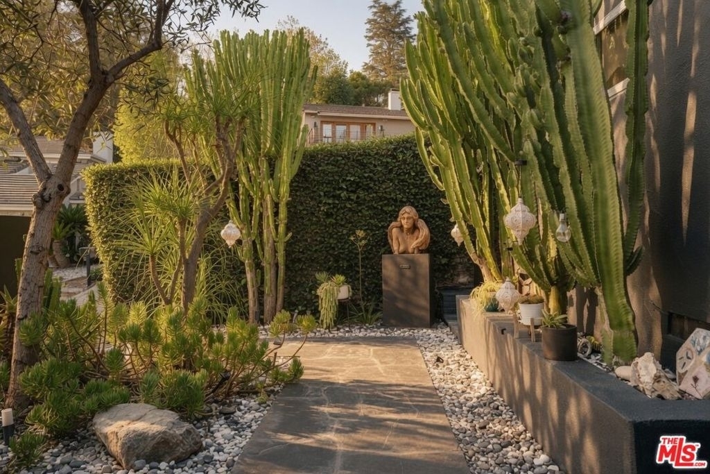 8147 Mulholland Terrace - Photo 10
