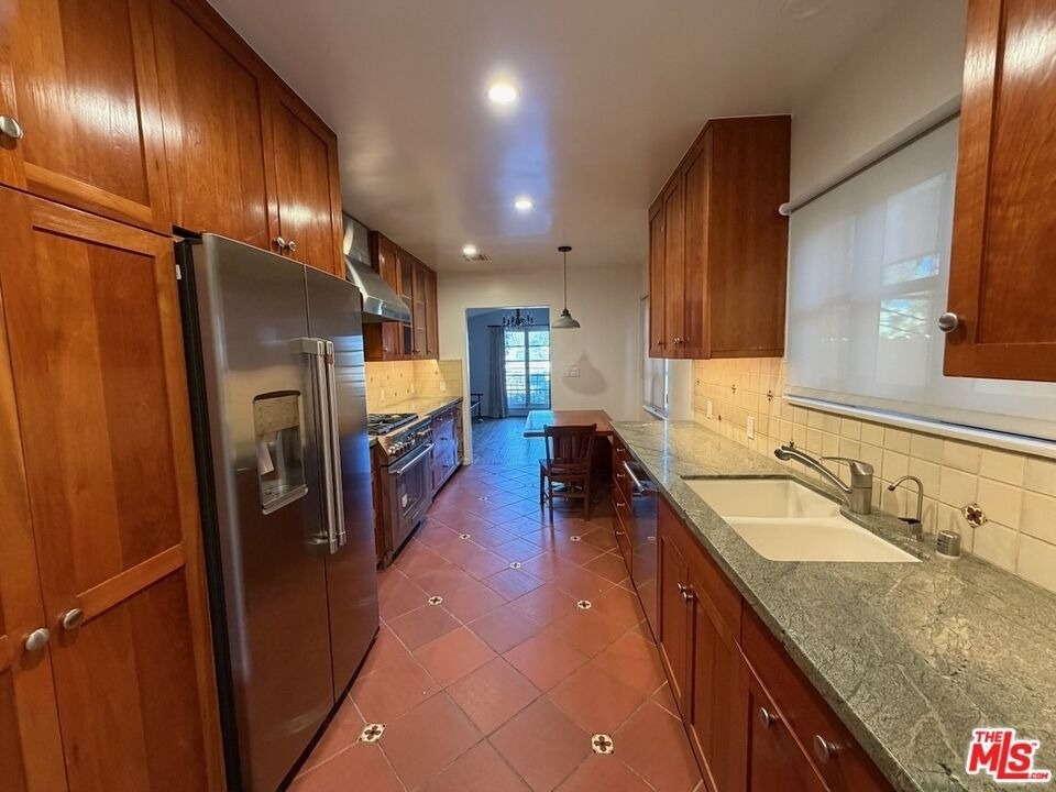 879 Fiske Street - Photo 8